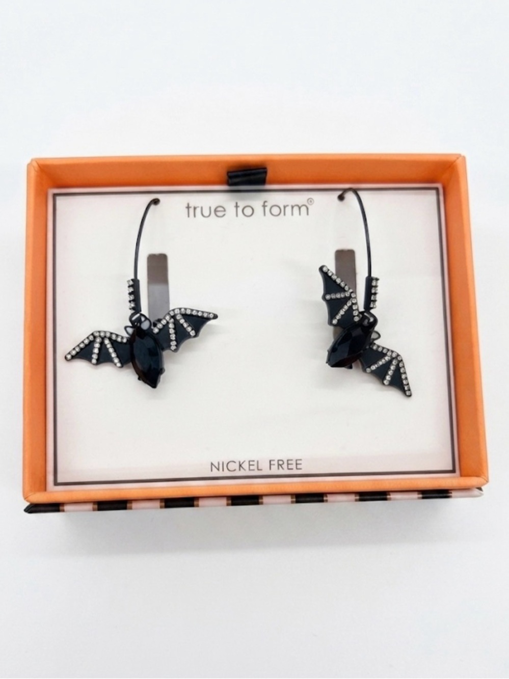NWT ⚜️🖤⚜️ True to Form Halloween Rhinestone Bat Drop Earrings